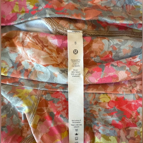 Lululemon floral legging size 8. Worn only once. Perfect condition - Picture 3 of 5